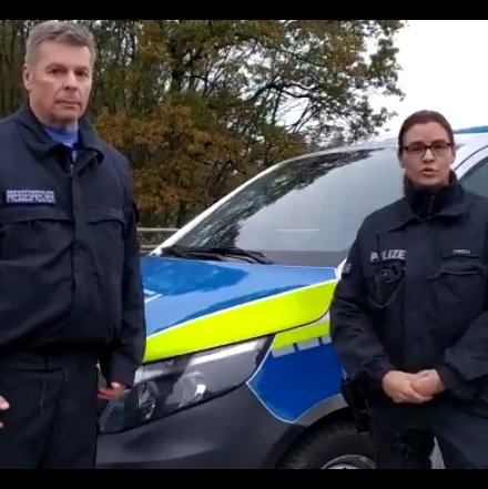 daspupsi's tweet photo. Seit Wochen kennt die Polizei Mittelhessen kein anderes Thema.
Mit inszenierten Tweets zur Räumung im #dannibleibt, zeichnet die Polizei perfide ein bestimmtes Bild des Widerstands im Wald zu zeichnen. Dazu gehören auch subtile Täuschungen und Behinderung der Presse. https://t.co/2Dzwh12zr3