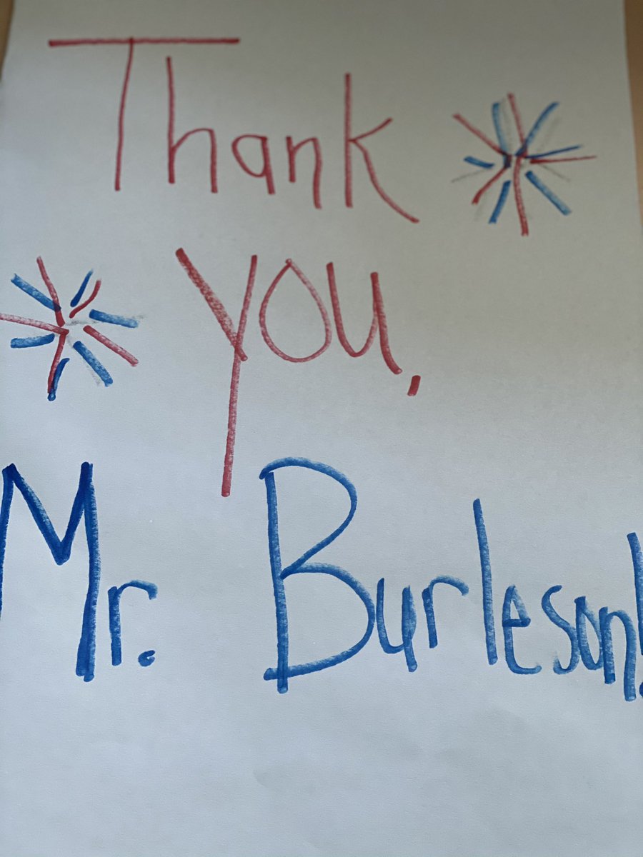 MaestraWinitz's tweet photo. Skokie students show gratitude for those who have served and for those who continue to serve. Thank you @todd_burleson! @skokie36 #we36 @bunkerstweets https://t.co/XJw6vMsLX0