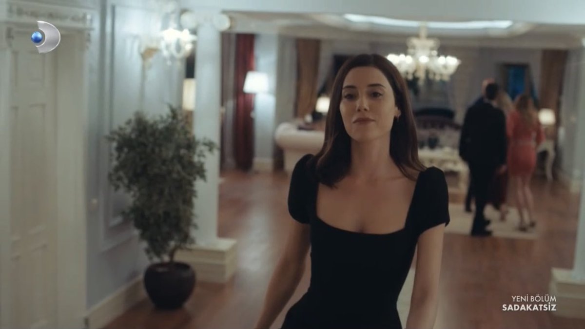 MuzikveTV's tweet photo. An itibariyle Asya kraliçeliğini ilan etmiştir, bize de önünde eğilmek düşer. Cansu Dere’ye bu akşam da hayran olduk.

#Sadakatsiz https://t.co/vPAMWPVArY