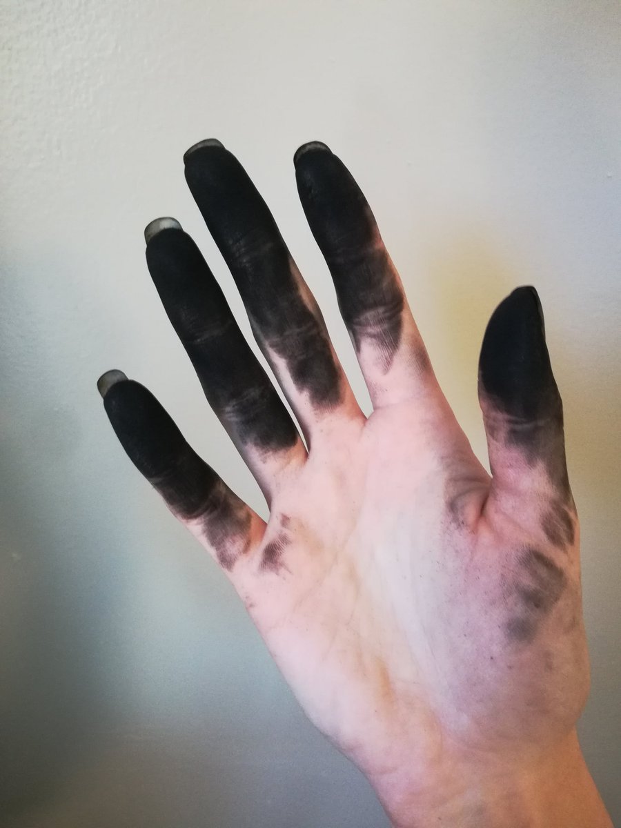 hannahhurst99's tweet photo. Ah, yes the joys of being an art major (brb while I go and scrub charcoal from under my fingernails for a day or so) 😅 https://t.co/Ibr5RJn8hw