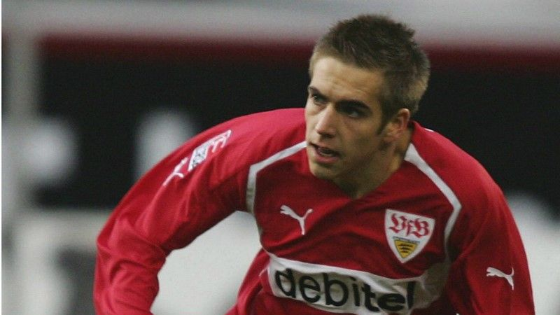 For Stuttgart, Philipp played the left back position becoming regular very quickly. He made his first UCL appearance as a starter in 2003 against Manchester United and in 2004 he scored his first bundesliga goal against VfL Wolfsburg.