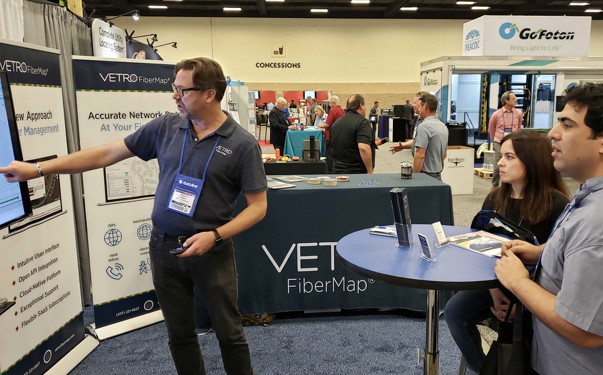 vetrofibermap's tweet photo. It's day 2 of #ISEEXPO2020 and we're getting a lot out of the education sessions, great stuff this year @ISE_Magazine! Remembering 2019's #irl #tradeshow season - here's @StewartLinsmith at ISE doing a #demo of our #fibermanagement #platform 👨‍💻 #fttx #fiberoptic #digitaldivide https://t.co/YOko8dZu7h