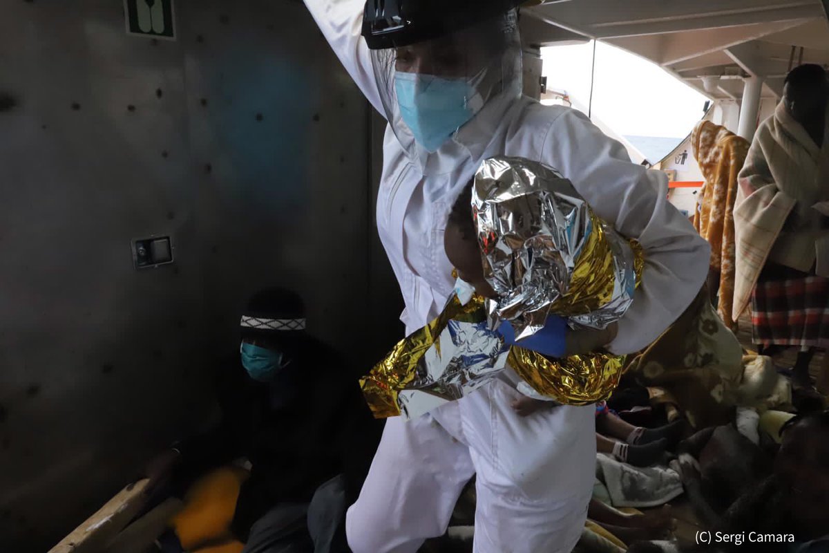 🔴#ULTIMAHORA 
A pesar del enorme esfuerzo del equipo médico #OpenArms una niña bebé de 6 meses acaba de fallecer a consecuencia del naufragio. No ha resistido hasta su evacuación urgente, que está activada y en marcha para evacuar los casos más graves. 
Cuánta rabia y dolor 💔