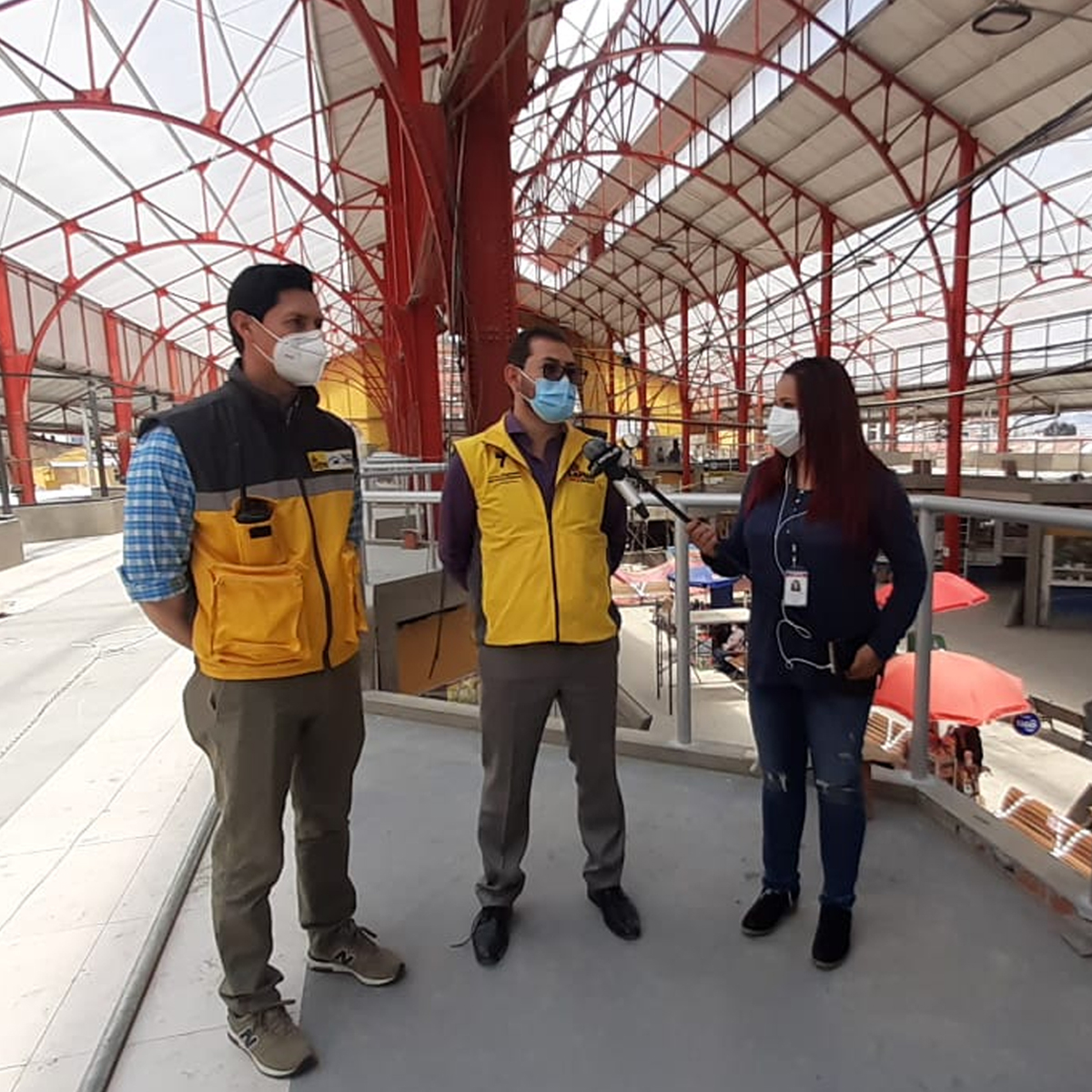 deespgamlp's tweet photo. La presente jornada, el Director de Empresas, Entidades y Servicios Públicos, Martín Fabbri, se hizo presente en la #TerminalDeBuses  para conversar con medios de comunicación sobre el avance de la construcción del nuevo patio de comidas.
#MunicipioModelo https://t.co/PQss8DhNOb