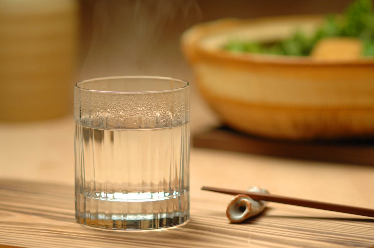JaponMontreal's tweet photo. Demystify a Japanese #sake with #Shochu_101🍶
#Shochu is a Japanese #distilled beverage whose flavor can be described as a multiplication of #koji, yeast, and various ingredients such as #rice 🌾, #sweet_potatoes 🍠, and #barley. @JETRO_info 👉 https://t.co/HapT834LBI https://t.co/3tC9hgsJEA
