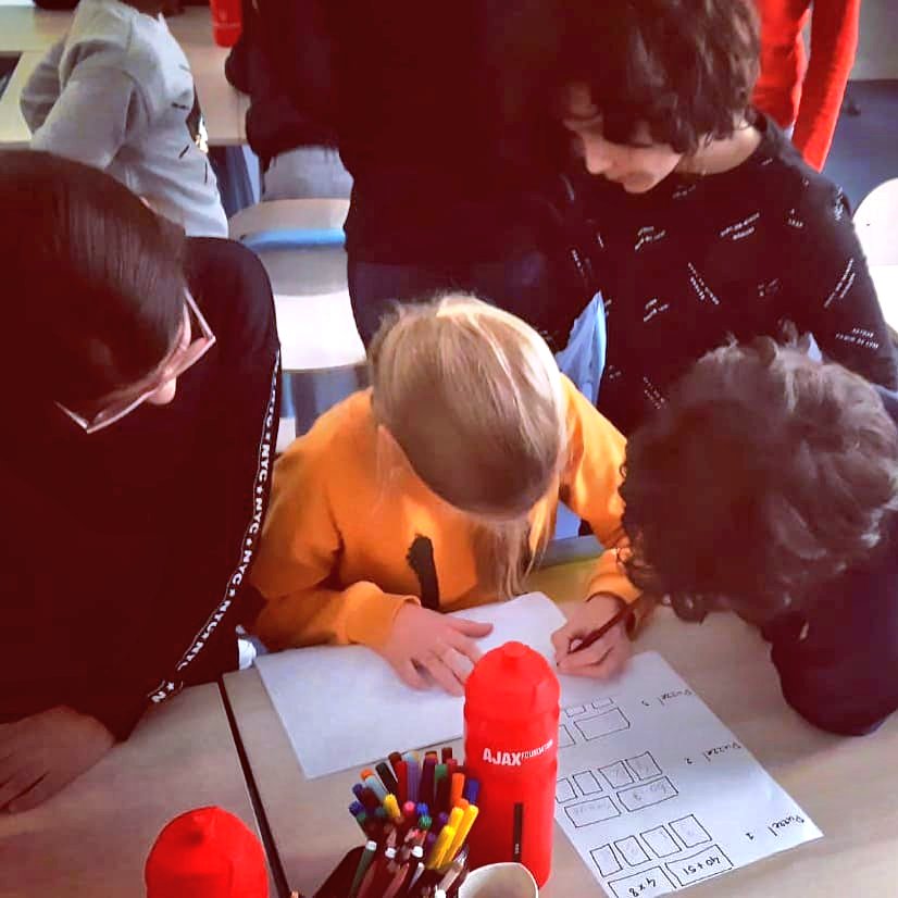 Afgelopen maandag waren de midden- en bovenbouwlokalen in Escaperooms veranderd. De leerlingen mochten er van Meester Michiel pas uit wanneer zij de puzzels binnen de tijd hadden opgelost.
#denkendoenontdekken