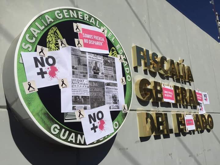 Gremio periodístico se manifiesta en fiscalía y palacio de gobierno en #Gto.