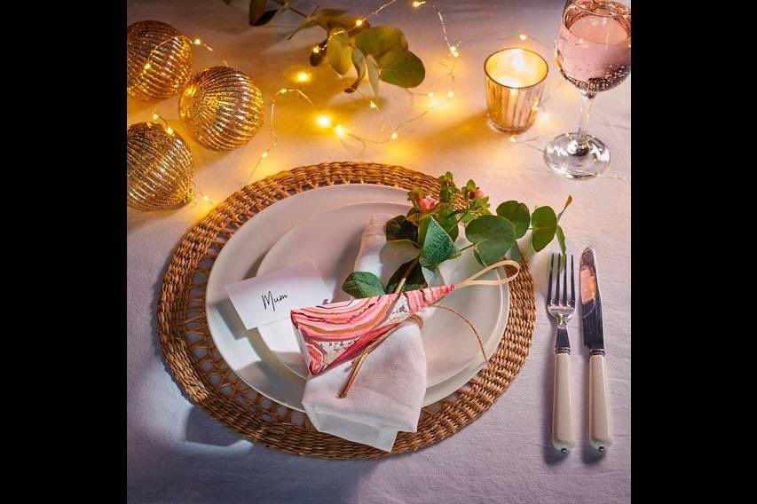 Guinot Love your Lips.
The perfect nourishing indulgence to put a smile on someone face this Christmas. At a fab price point of £10 you can be used as a decoration, a Secret Santa gift, table favour or as an introduction to Guinot.            enquiries@bestbeautynorwich.co.uk