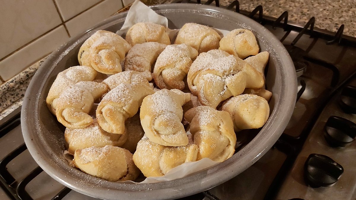 Puncoskka's tweet photo. Když Martina, tak teda s plnou parádou. 😋❤
#martinske #rohlicky #mamincinaskola #pecenijehra #pecemeslaskou #homemade #photoshoot #photooftheday #kitchenchallenge #homedecor https://t.co/WGTfHVFMhd