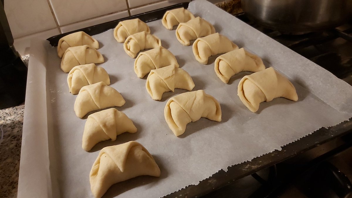 Puncoskka's tweet photo. Když Martina, tak teda s plnou parádou. 😋❤
#martinske #rohlicky #mamincinaskola #pecenijehra #pecemeslaskou #homemade #photoshoot #photooftheday #kitchenchallenge #homedecor https://t.co/WGTfHVFMhd