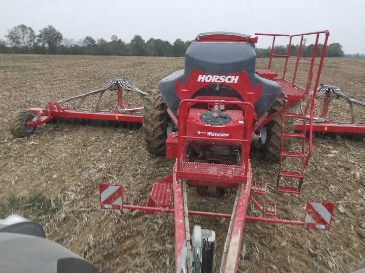 Veaulin1's tweet photo. @Agroequipement @byMONROC @sylagri @rv59268 Meme en bonne condition la traction pourrait être amélioré par un pont moteur sur le semoir ! https://t.co/6qqFPR5oFF
