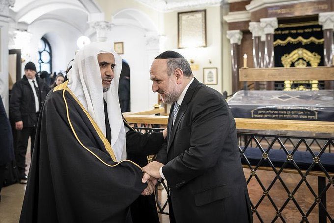 saiedibnnasser's tweet photo. #العالم_الكلب مصطلح قرآني لا نأنف من استعماله على من يستحقه.. كمثل الذي يوالي ويتودد لأعداء الله ويصفهم بالأخوة..ويحارب دعاة الإسلام؛ لأن السياسي الممسك بسلسلته يريد منه ذلك. https://t.co/RrislBit93