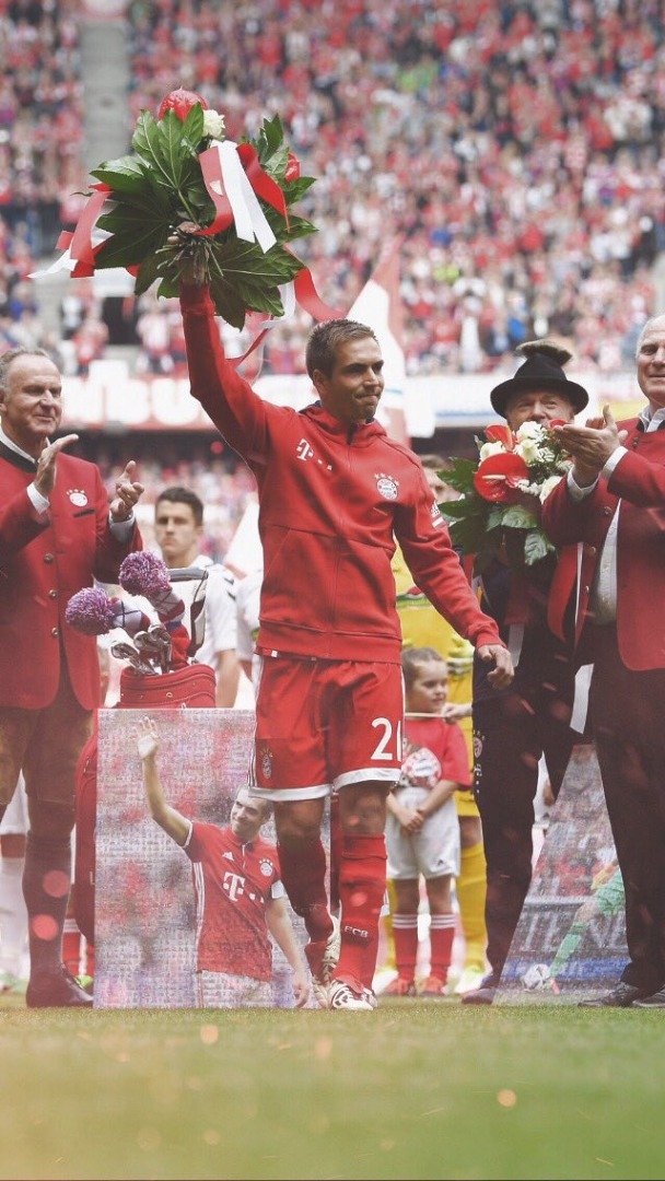On May 2017, he made his final career appearance before retiring, winning the Bundesliga title for 5th time in a row. He entered to the Bayern Munich's half of fame for his: 8 Bundesliga titles, 6 DFB Pokal, 3 DFL Supercup, 1 UCL, 1 UEFA Super Cup and 1 FIFA Club World Cup.