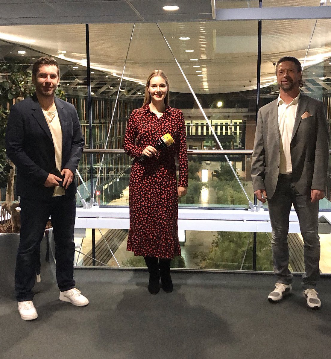 LisHoefer's tweet photo. Nicht im Stadion, aber immerhin im Studio: @Marco_Hagemann & @SteffenFreund kommentieren gleich #GERCZE — also wenn ihr nicht eh schon dabei seid.. schnell noch RTL einschalten. 🙌🏼
@DFB_Team #RTLFussball https://t.co/ra0aKvyP8F