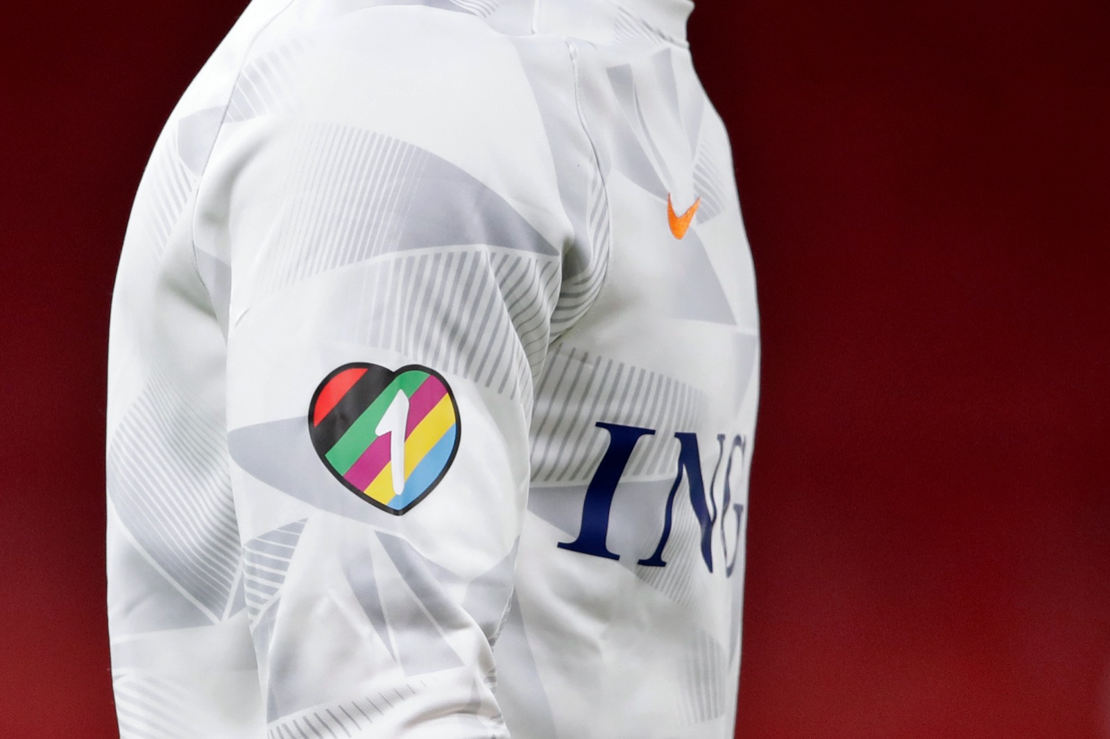 Imitatie Indiener Bloesem OnsOranje on Twitter: "1️⃣🧡 De spelers van het Nederlands elftal dragen  vanaf vanavond het #OneLove-logo op hun warming up-shirts, vóór verbinding  en dus tegen discriminatie. Iedereen in het voetbal heeft minimaal 1
