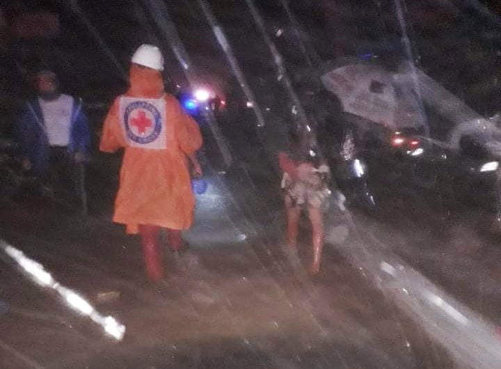 philredcross's tweet photo. #RedCross provides assistance during the pre-emptive evacuation of residents from Kasiglahan Village, Brgy. San Jose, Rodriguez, Rizal as #UlyssesPH continues to cause heavy rains and strong winds all over the country.

#AlwaysFirstAlwaysReadyAlwaysThere https://t.co/Q1kx5GD86f