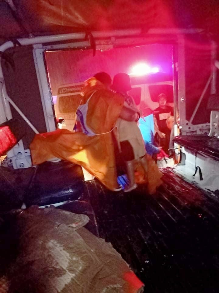 philredcross's tweet photo. #RedCross provides assistance during the pre-emptive evacuation of residents from Kasiglahan Village, Brgy. San Jose, Rodriguez, Rizal as #UlyssesPH continues to cause heavy rains and strong winds all over the country.

#AlwaysFirstAlwaysReadyAlwaysThere https://t.co/Q1kx5GD86f