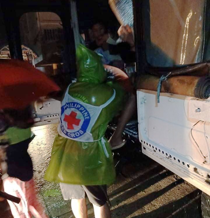 philredcross's tweet photo. #RedCross provides assistance during the pre-emptive evacuation of residents from Kasiglahan Village, Brgy. San Jose, Rodriguez, Rizal as #UlyssesPH continues to cause heavy rains and strong winds all over the country.

#AlwaysFirstAlwaysReadyAlwaysThere https://t.co/Q1kx5GD86f