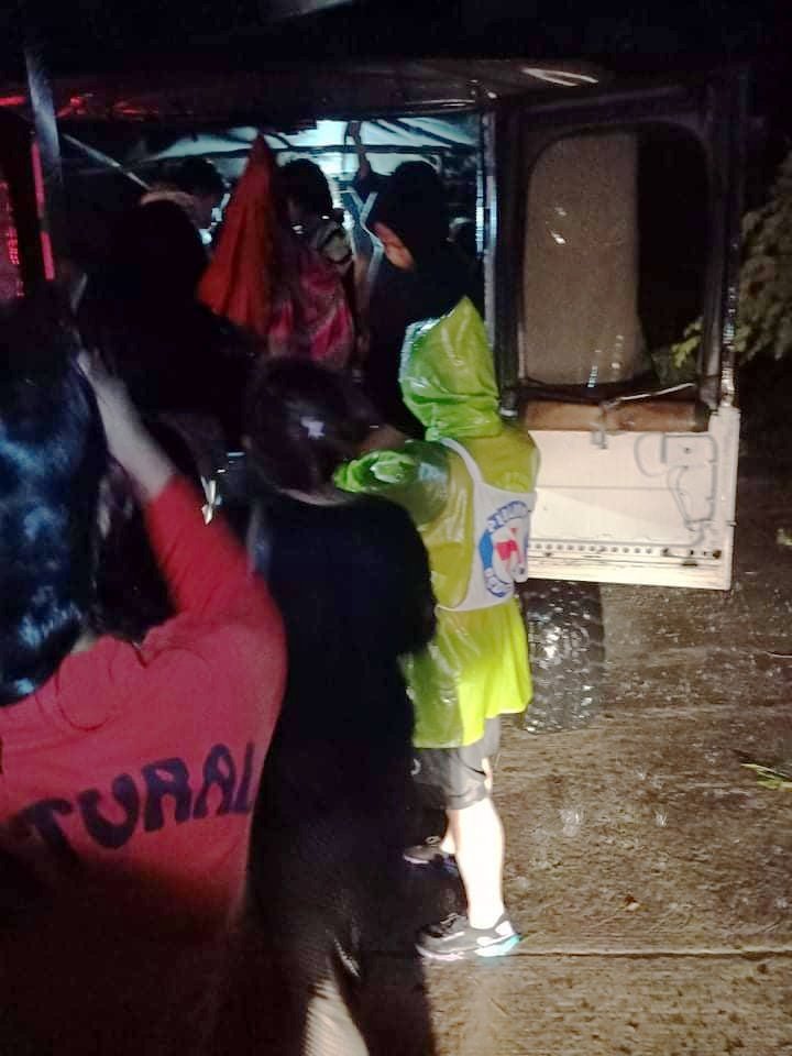philredcross's tweet photo. #RedCross provides assistance during the pre-emptive evacuation of residents from Kasiglahan Village, Brgy. San Jose, Rodriguez, Rizal as #UlyssesPH continues to cause heavy rains and strong winds all over the country.

#AlwaysFirstAlwaysReadyAlwaysThere https://t.co/Q1kx5GD86f