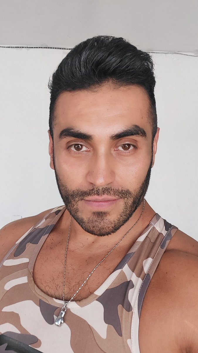 Fernandoremix34's tweet photo. look 96 barba corta https://t.co/5EMUOhFOSF