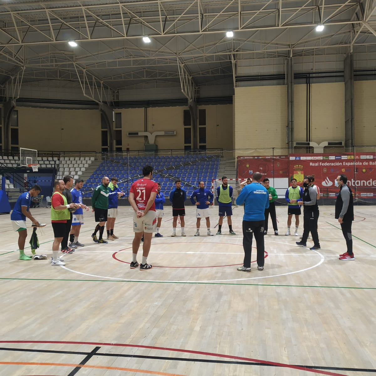 eonalicante's tweet image. 🤾‍♂️Comienza la sesión de entrenamiento del #HorneoSportingAlicante. Concentrados en el partido ante la @sdteucro 
👊¡VAMOS SPORTING! 💪#ElDeporteNoSeRinde
#UnetealaAventura #AlicanteEsBalonmano #Alicante #Balonmano #Handbol #DHPlataMasc #DHP #comunitatesport