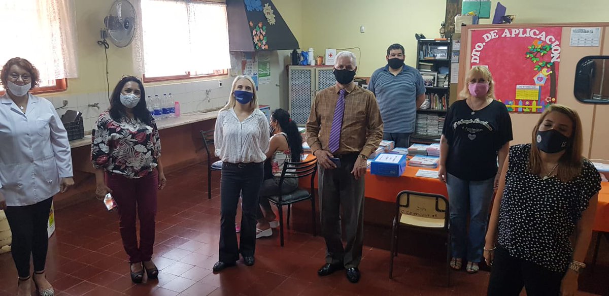 Hoy por la mañana participando en reunión llevada a cabo en la Escuela Normal Superior N° 1. Allí junto al Director Pedro Andersen  y la 
Subsecretaría de Educación Prof. Cielo Linares quien me entrega las 
tarjetas sitrared para las Escuelas de mi Departamento.