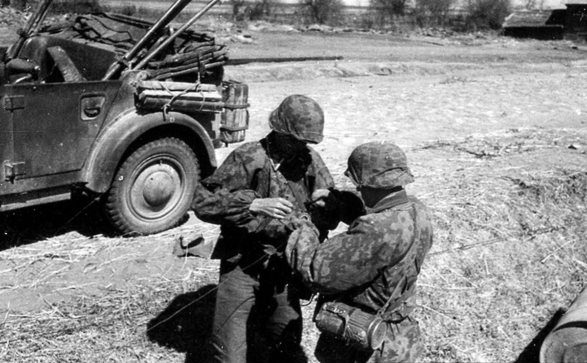 Leading on from the last tweet, here’s how such communication was established by the Divisional Nachrichten Abteilung. Here a wiring team are going to lay cable from a telegraph pole to their telephone, starting with putting on the backpack dispenser wheel. 47a)