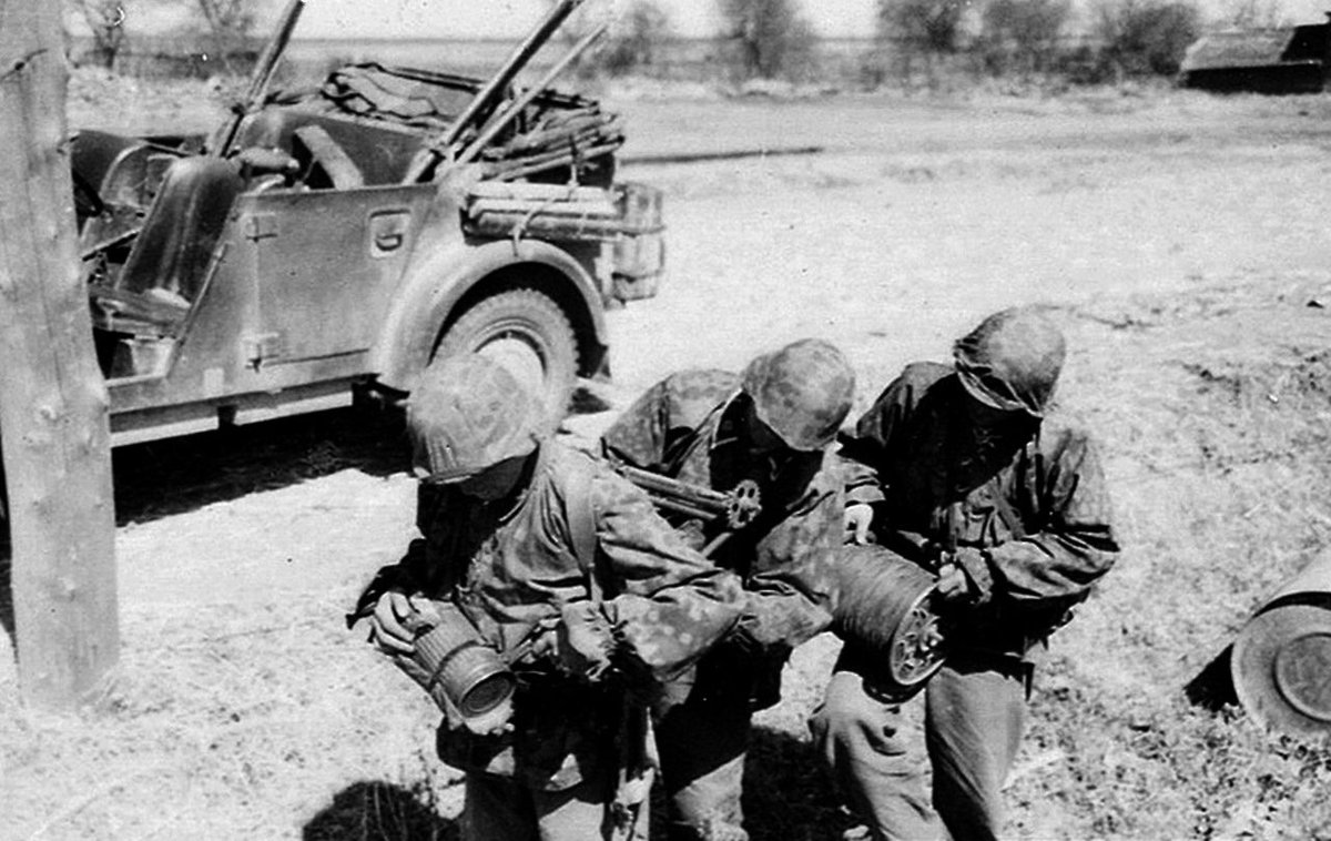 Leading on from the last tweet, here’s how such communication was established by the Divisional Nachrichten Abteilung. Here a wiring team are going to lay cable from a telegraph pole to their telephone, starting with putting on the backpack dispenser wheel. 47a)