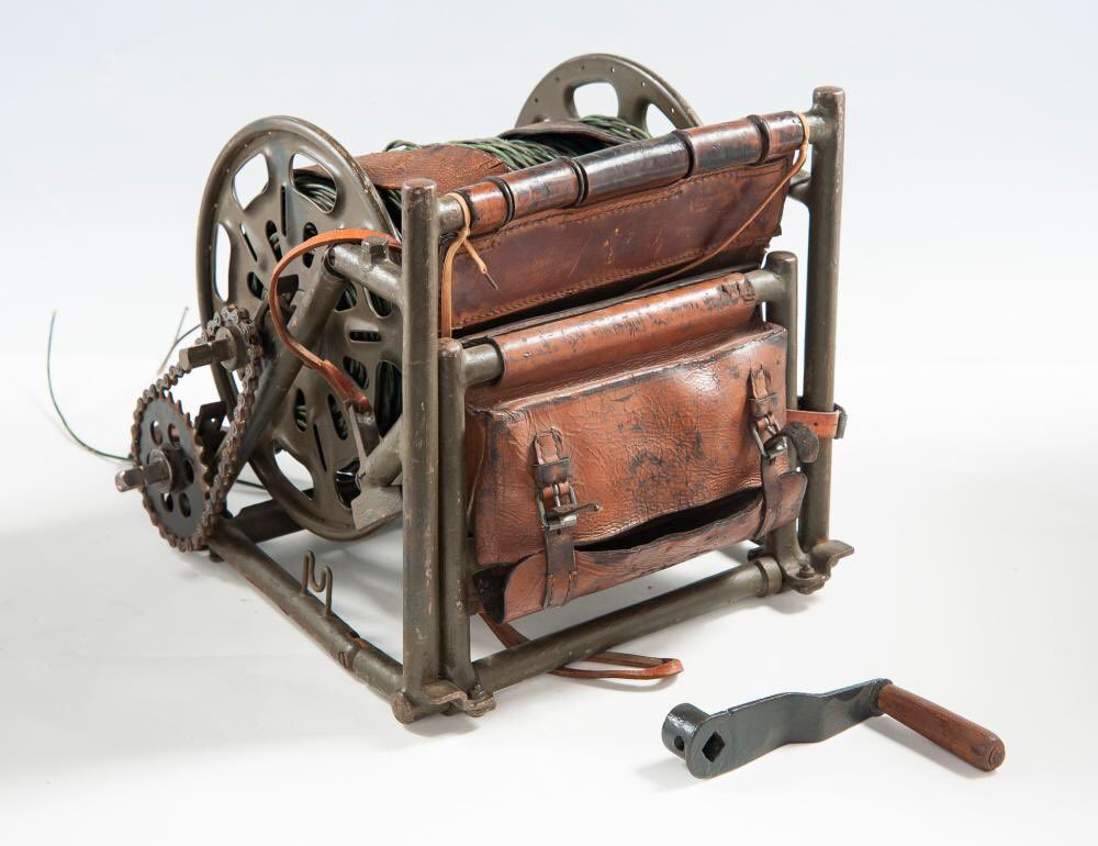 Leading on from the last tweet, here’s how such communication was established by the Divisional Nachrichten Abteilung. Here a wiring team are going to lay cable from a telegraph pole to their telephone, starting with putting on the backpack dispenser wheel. 47a)