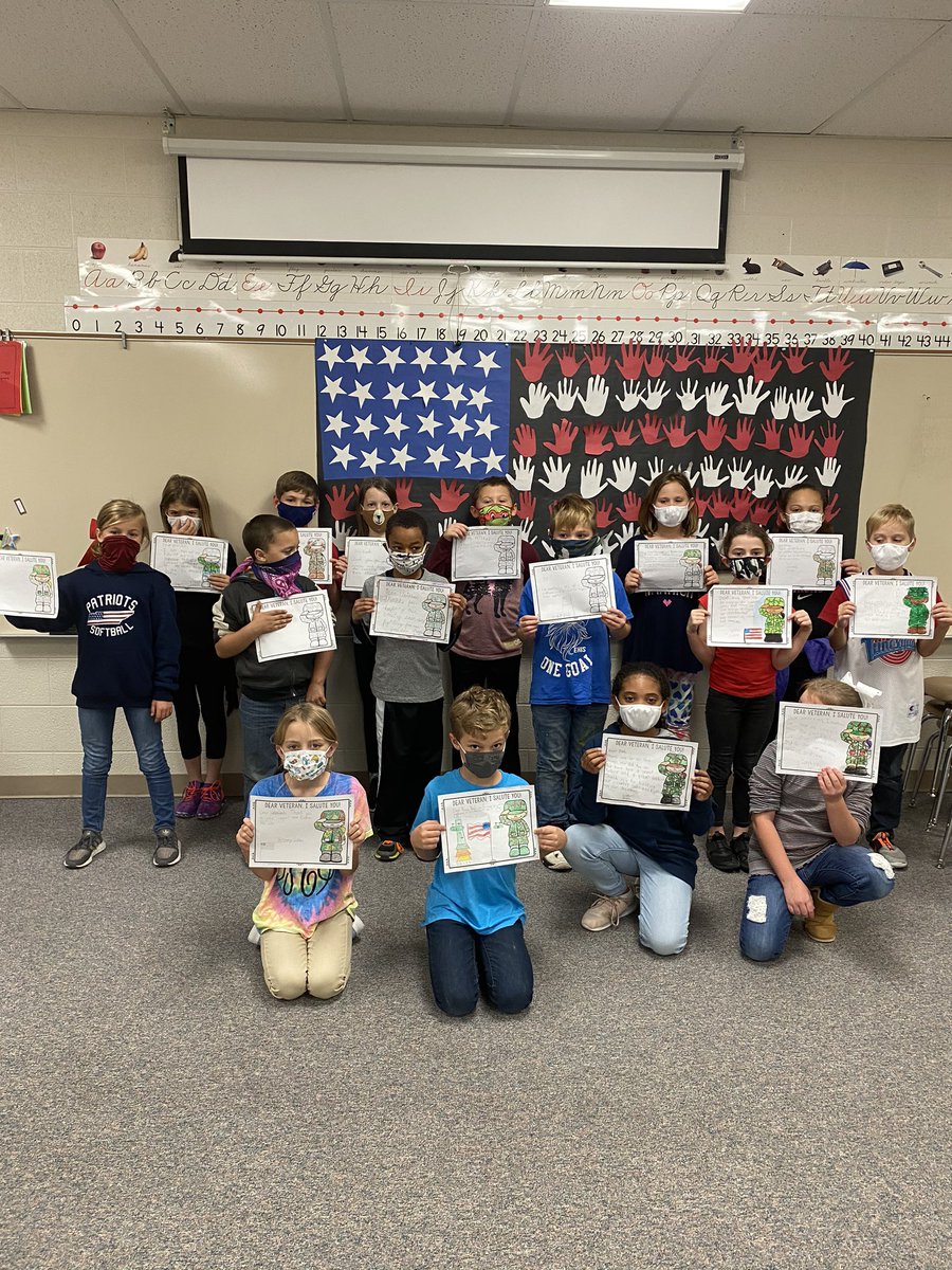 RondaRonnie4's tweet image. Third grade honoring veterans. 🇺🇸 #teachCENT