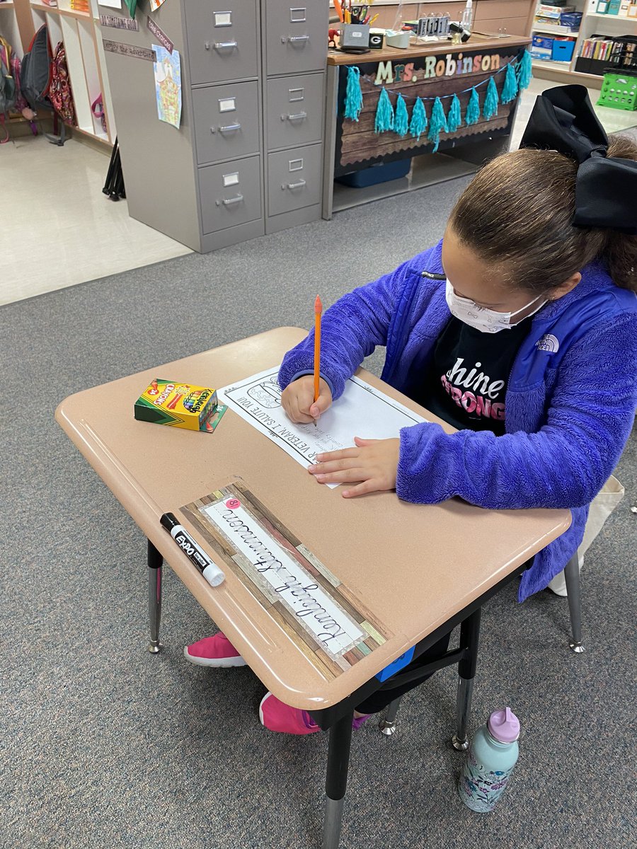 RondaRonnie4's tweet image. Third grade honoring veterans. 🇺🇸 #teachCENT