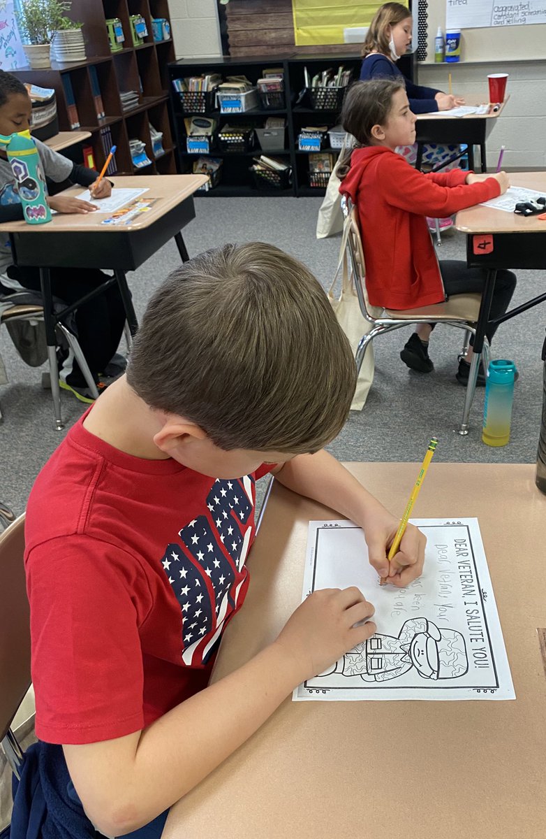 RondaRonnie4's tweet image. Third grade honoring veterans. 🇺🇸 #teachCENT