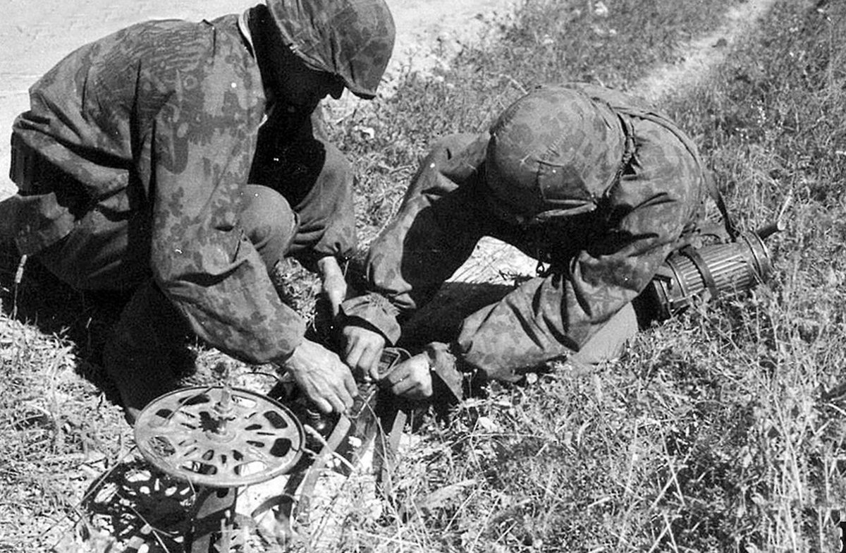 The back pack cable reel could accommodate up to 5km of line. The Kriegsberichter continues the pictorial story after the cable has been laid & is affixed to the field telephone. 47b)