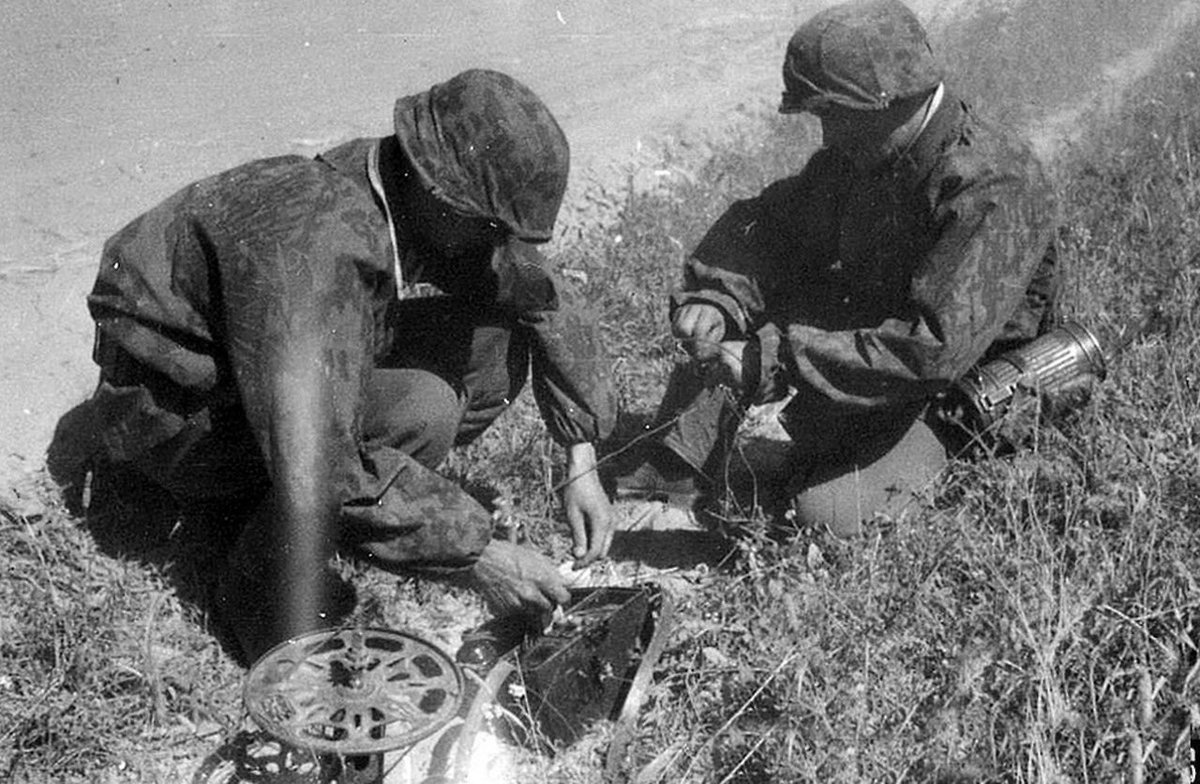 The back pack cable reel could accommodate up to 5km of line. The Kriegsberichter continues the pictorial story after the cable has been laid & is affixed to the field telephone. 47b)