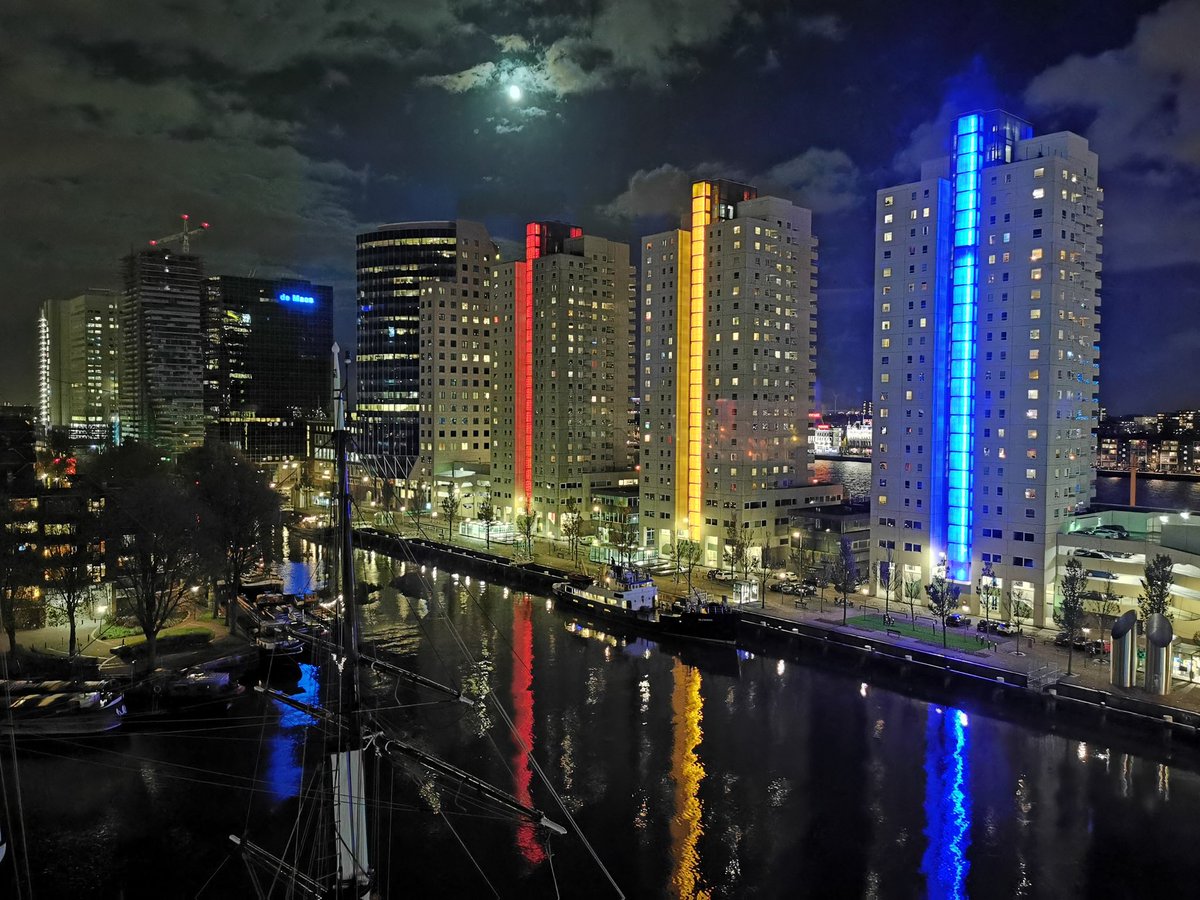 jay_letsconnect's tweet photo. Prachtig #Rotterdam. Zicht #010bynight vanaf de #Leuvehaven naar de #Scheepmakershaven.

Wereldstad.

#NightPhotography @010bynight https://t.co/jRu2y7ba7E