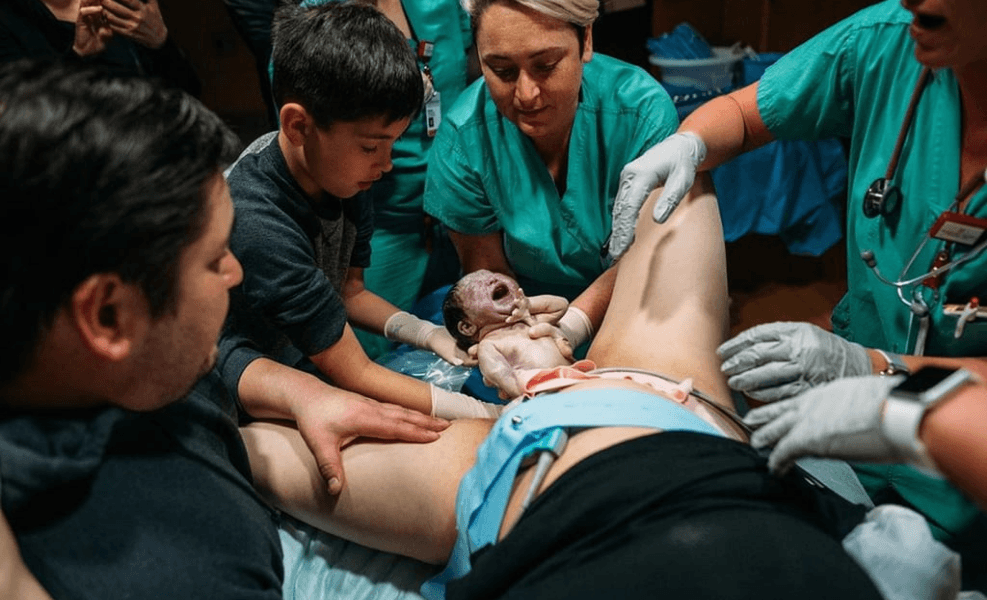 Gorgeous Photos Normalizes Childbirth For Siblings - mothering.com/articles/hello…