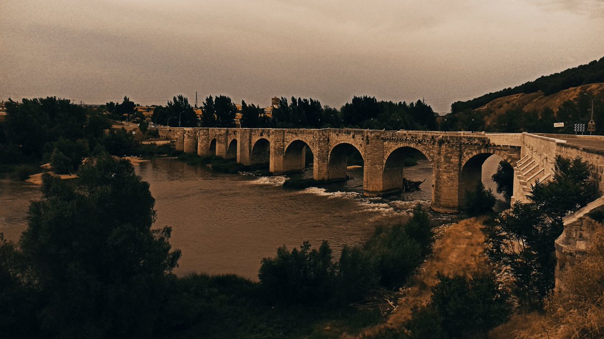 Danieljq00's tweet photo. @JRhodesPianist Puente antiguo de Cabezón de Pisuerga, en mi provincia, Valladolid (100% recomendado viajar allí) Hecha con el móvil, imagínate con una cámara. Saludos @JRhodesPianist https://t.co/0dSYtrWeRm