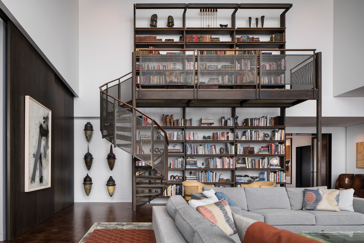 Now that's a bookshelf! It's among the star features inside a Chicago penthouse designed by Wheeler Kearns Architects for a pair of art collectors. See more: dezeen.com/2020/11/07/res…  #architecture #interiordesign #interiors