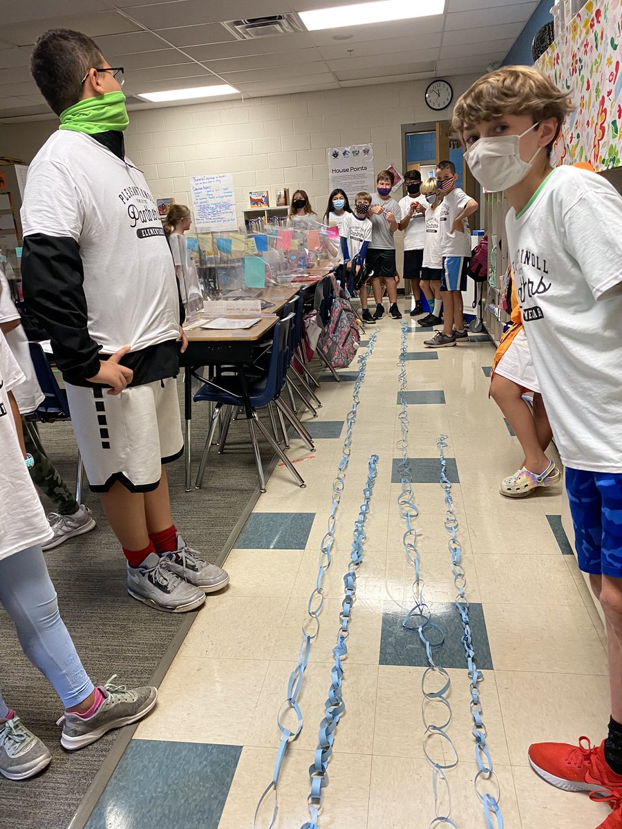 MrsCashPKES's tweet photo. We had a STEAM challenge today to see which group could build the longest chain! It was SO close! #panthersengaged https://t.co/FDprGVTvmB