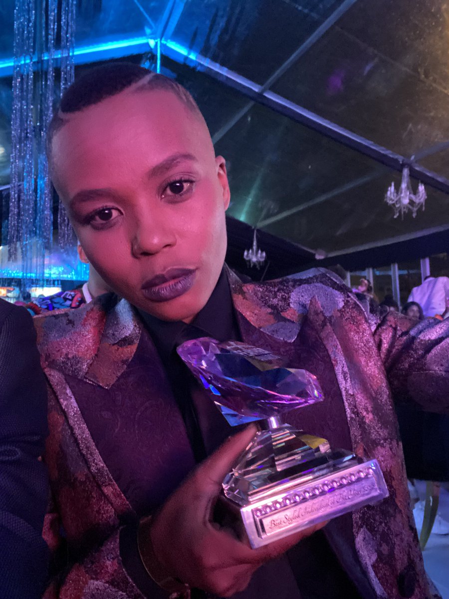 thishiweziqubu's tweet photo. I WON!!!💃🏾💃🏾💃🏾💃🏾 when you see me in the streets, please don’t look me in the eye. I am officially the Best Styled Individual of 2020! #feathersaward #Feathers12 #beststyled https://t.co/RXWr8eO59G