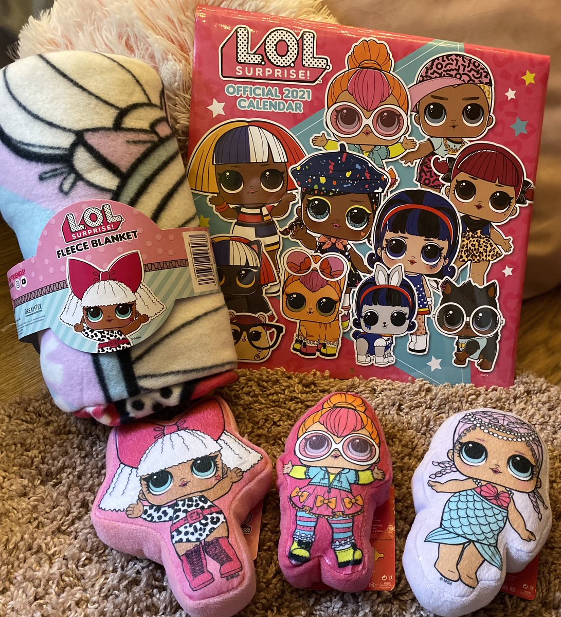 FamilyOnTheGo's tweet photo. It’s #WinItWednesday &amp; this week you can #win a #lol bundle including #calendar, blanket and pillow.

To enter Follow Us and Retweet this post. 

Watch out for our weekly Xmas countdown #giveaway.  Ends Mindnight 17th Nov 2020. UK residents only Ts&amp;Cs here https://t.co/6K1pOhk80d https://t.co/7AO9kmz93G