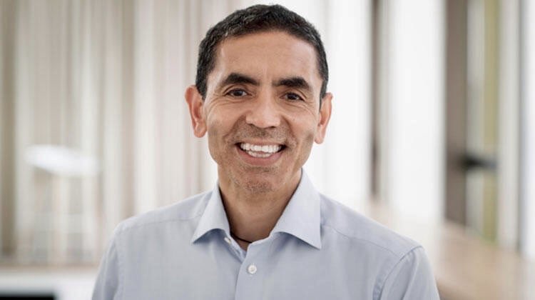 "Mein Lehrer wollte, dass ich auf die Hauptschule gehe. Erst durch das Einschreiten meines deutschen Nachbars konnte ich aufs Gymnasium." 

Prof. Dr. Uğur Şahin, Entwickler des Impfstoffes gegen Coronavirus und Sohn einer türkischen Gastarbeiterfamilie