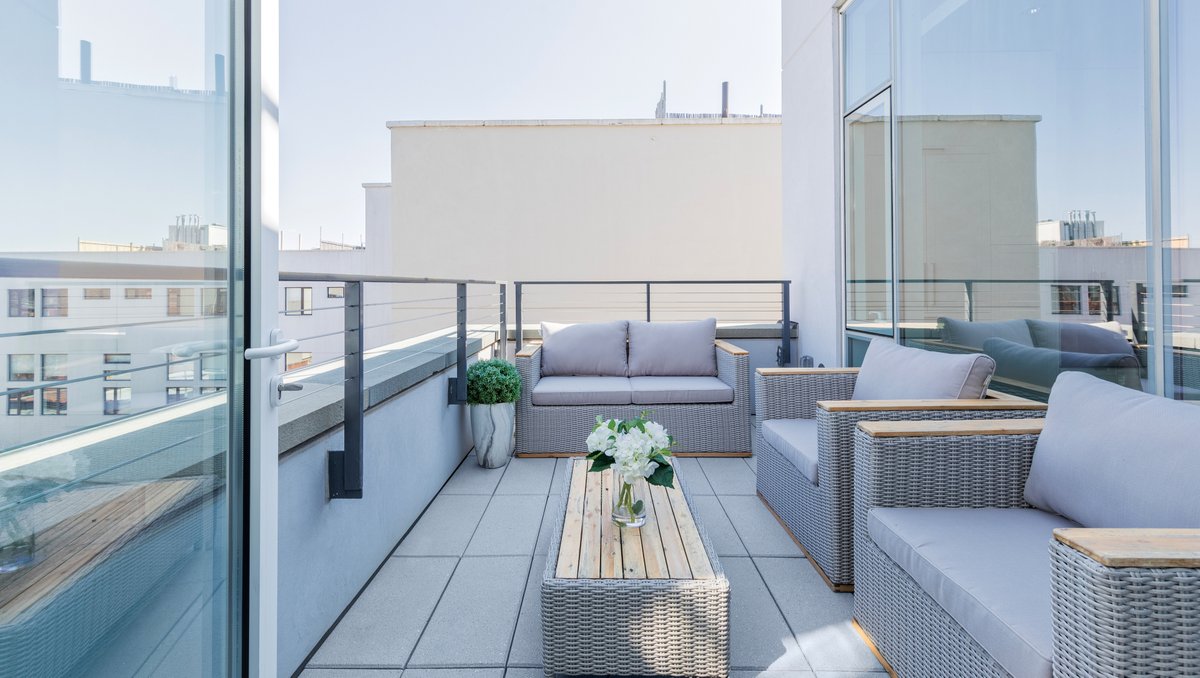 DesignRecipes's tweet photo. An Outdoor Oasis🏙️ This photo captures the clear blue sky &amp; beautiful gray furniture blending together perfectly!💙
https://t.co/NHJvmzBGr6 https://t.co/n5IAa9XS94