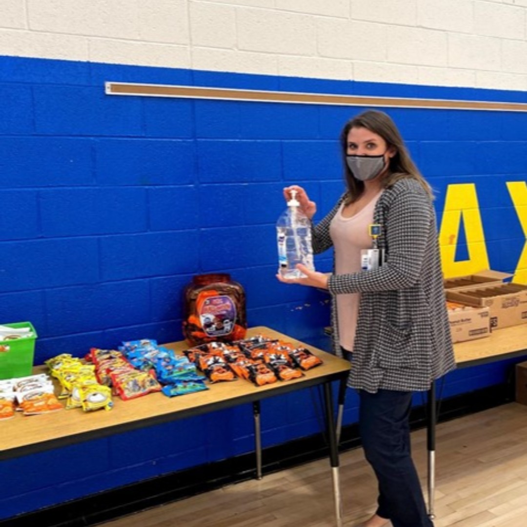 CCCNutrition's tweet photo. #CCCInternsinaction #RD2Be @Jaclyn_Theresa2 made sure kids’ hands were sanitized b4 grabbing a drink/snack after they got their flu shot! St. Luke’s Health Network teamed up with a local elementary school to provide immunizations for kids in the community! #MyStLukes https://t.co/jbsJaUZQuL