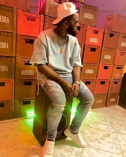Donald91420769's tweet photo. Sinon il reste Le PDRG hein... Un coucou à tous les fans de la part du Président Mic Flammez🔥🔥🔥.... Nouvelle sortie "Léger"🎼🎹 bientôt...

#Léger
#Pdrg
#MicFlammez
#TheEventsCommunication https://t.co/9xGAfiyo2L