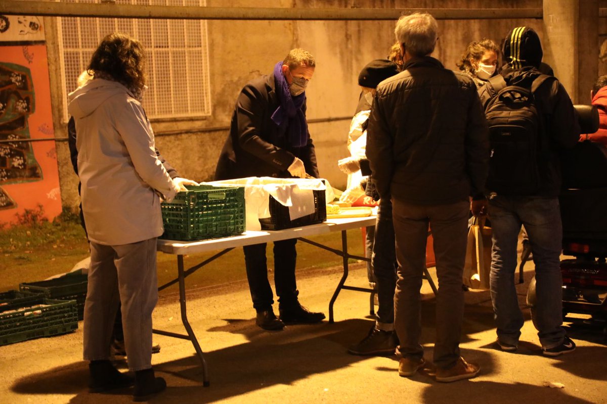 Un soir avec les équipes des camions du coeur et du Samu social. Un soir à la rencontre de ceux qui sont confinés dehors.
 #Villeurbanne #confinésdehors #confinement2