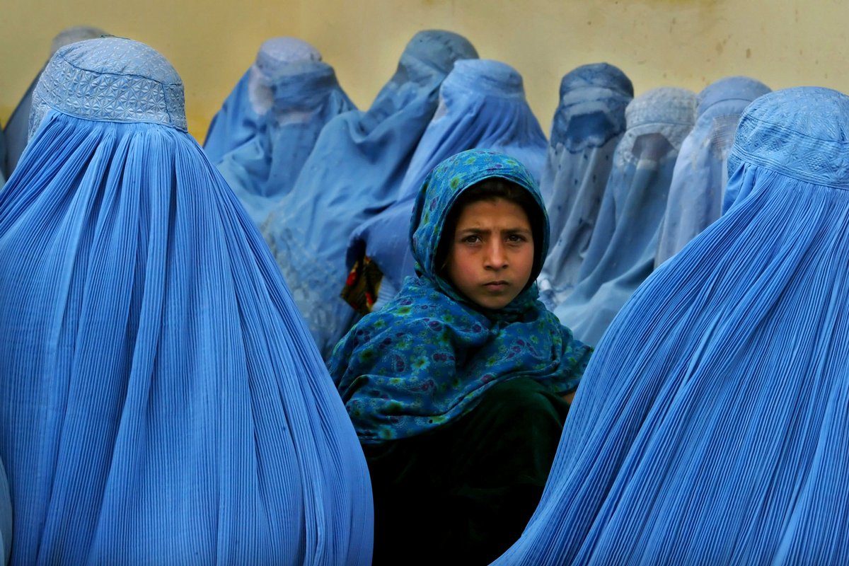 37) Paula Bronstein.