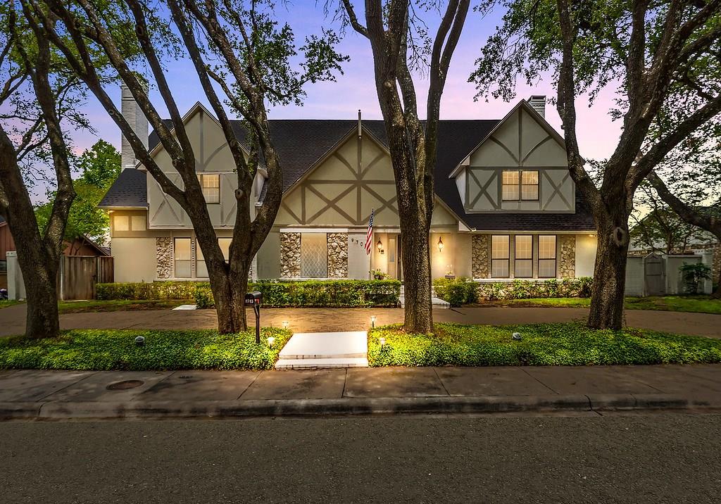 foundersre's tweet photo. What $800,000 dollars looks like in Dallas County 

5 beds | 3.5 baths | 5066 Sq. Ft. 

Take a look at this beautiful classic home in North Dallas. This place has a pool and all the space you could possibly need! https://t.co/EUgji2Nsjc