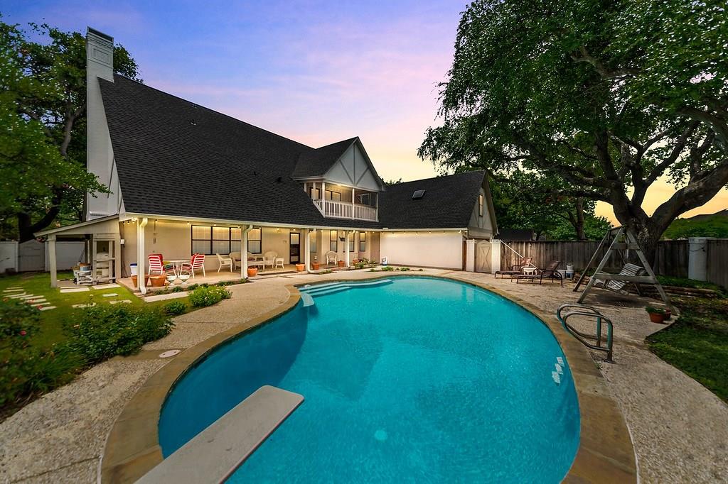foundersre's tweet photo. What $800,000 dollars looks like in Dallas County 

5 beds | 3.5 baths | 5066 Sq. Ft. 

Take a look at this beautiful classic home in North Dallas. This place has a pool and all the space you could possibly need! https://t.co/EUgji2Nsjc