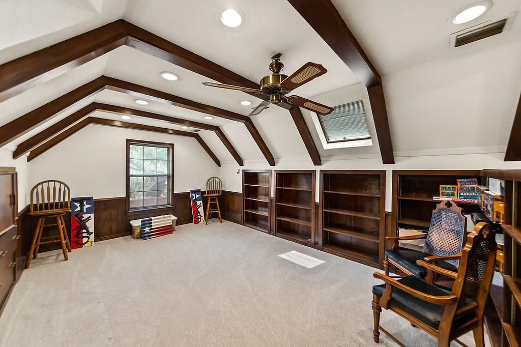 foundersre's tweet photo. What $800,000 dollars looks like in Dallas County 

5 beds | 3.5 baths | 5066 Sq. Ft. 

Take a look at this beautiful classic home in North Dallas. This place has a pool and all the space you could possibly need! https://t.co/EUgji2Nsjc